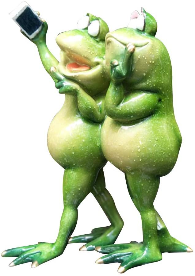 frogs pals taking a selfie statue